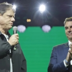 Tarcísio oficializa candidatura à reeleição em SP com Flávio Bolsonaro no palco