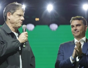 Tarcísio oficializa candidatura à reeleição em SP com Flávio Bolsonaro no palco