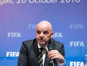 Infantino vive crise inédita e vê clima de 'eleição antecipada' na Fifa
