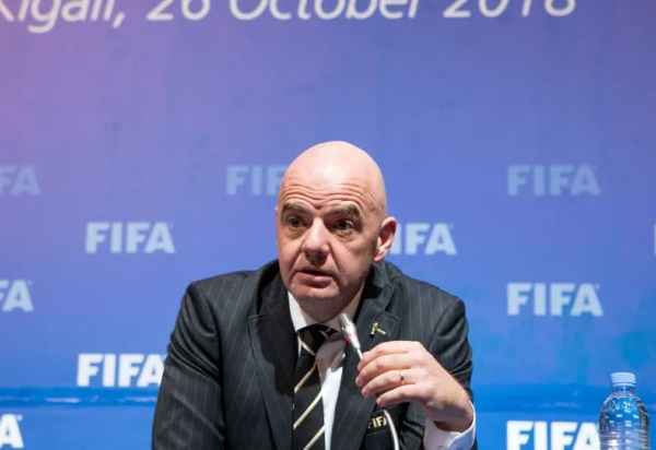 Infantino vive crise inédita e vê clima de 'eleição antecipada' na Fifa