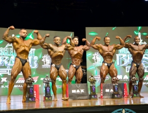 Mr. Olympia Brasil Expo 2026 reúne mais de 800 atletas no Distrito Anhembi e distribui 24 pro cards para a elite do fisiculturismo mundial