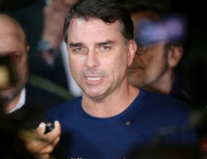 Páginas oficiais de Flávio Bolsonaro incluem curso de pós-graduação que ele não fez; campanha diz que houve ‘equívoco’
