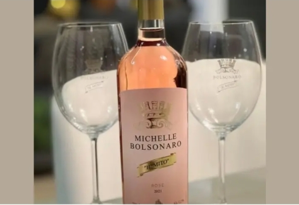Eduardo vendia 'Vinho Michelle Bolsonaro' enquanto ela alegava querer distância do álcool
