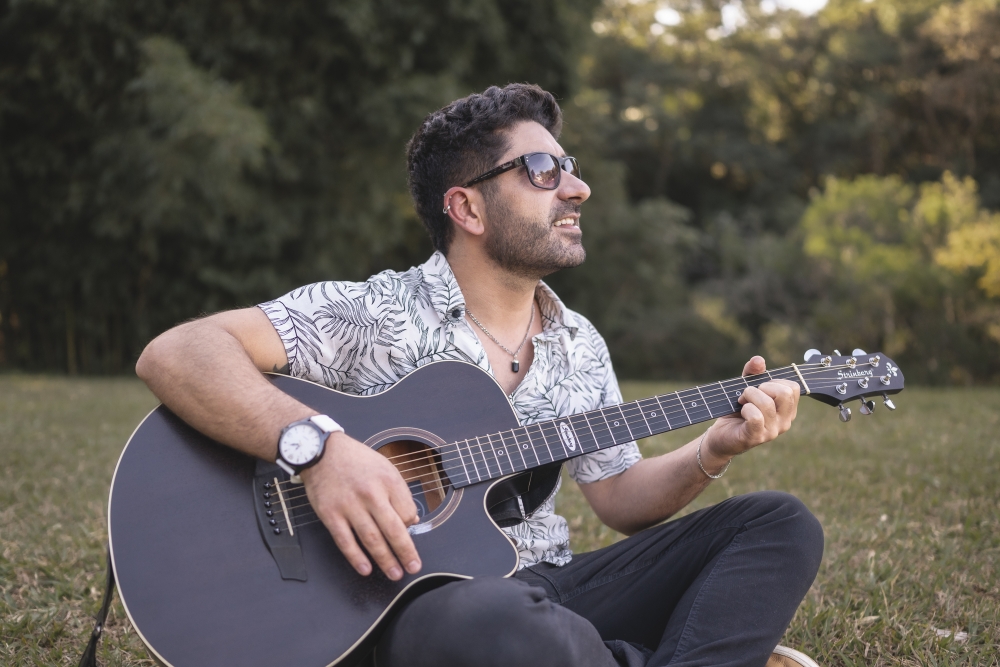 Ramonzera lança versão acústica de “Bora Ser Feliz!”, música com mais de 20 milhões de compartilhamentos