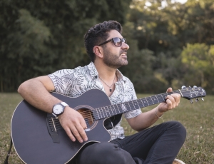 Ramonzera lança versão acústica de “Bora Ser Feliz!”, música com mais de 20 milhões de compartilhamentos