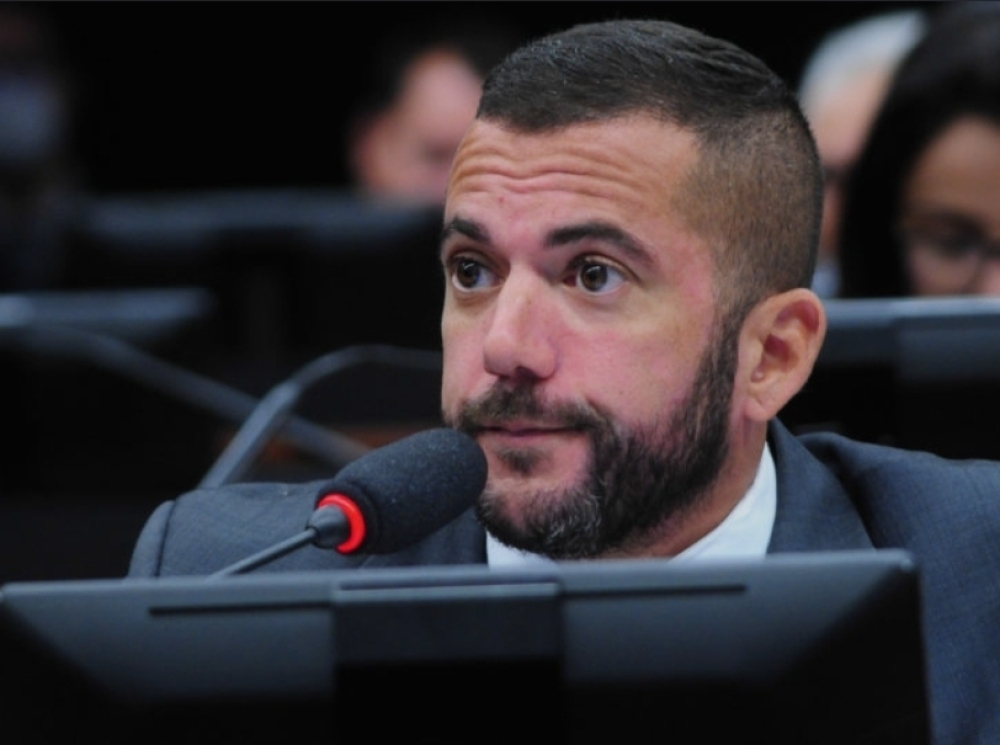 Jordy pede inelegibilidade de Eduardo Paes por suposta ligação com grupos criminosos e ex-prefeito fica sub judice