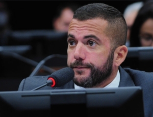 Jordy pede inelegibilidade de Eduardo Paes por suposta ligação com grupos criminosos e ex-prefeito fica sub judice