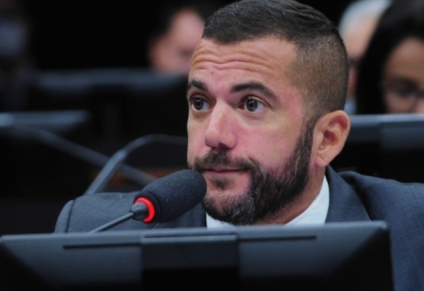 Jordy pede inelegibilidade de Eduardo Paes por suposta ligação com grupos criminosos e ex-prefeito fica sub judice
