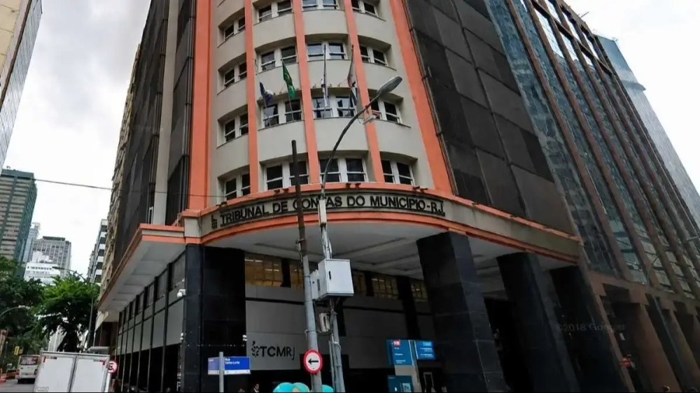 Com 23 anos, cunhada de conselheiro do TCE-RJ ganha R$ 15 mil em gabinete do TCM-RJ