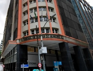 Com 23 anos, cunhada de conselheiro do TCE-RJ ganha R$ 15 mil em gabinete do TCM-RJ