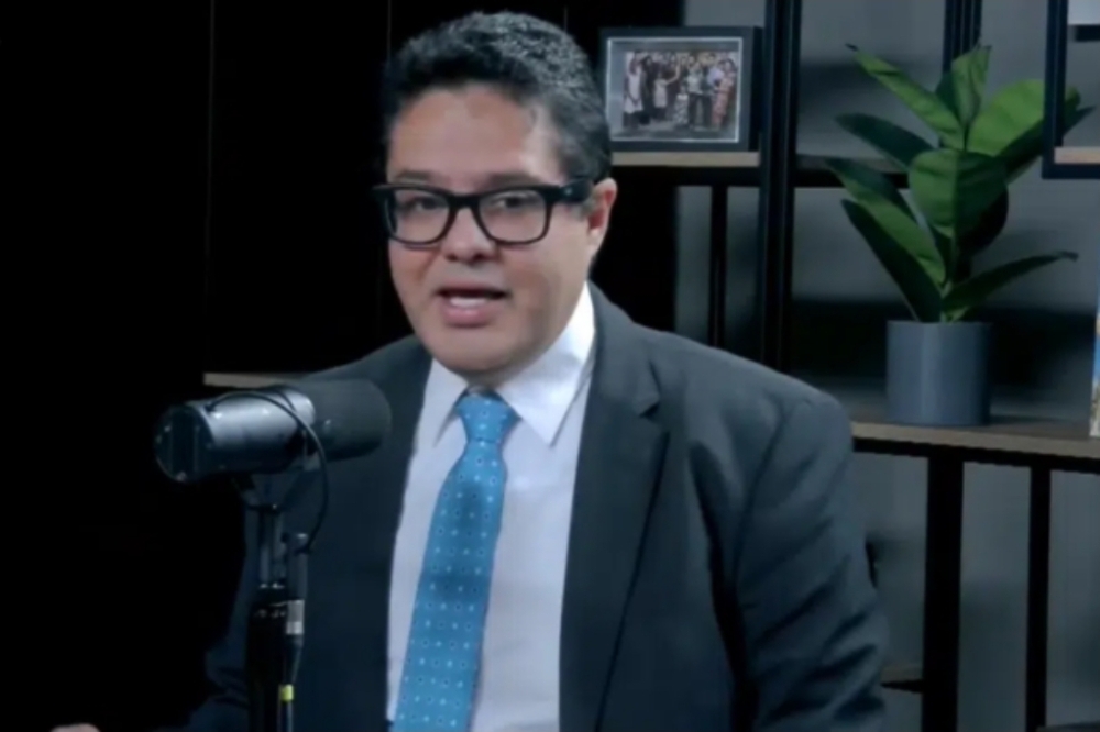 O ex-advogado virou adversário: Victor Travancas judicializa embate com Garotinho e consegue resposta imediata do Judiciário