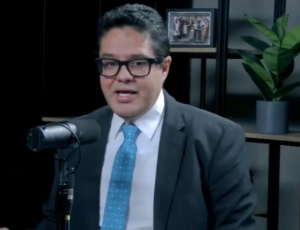 O ex-advogado virou adversário: Victor Travancas judicializa embate com Garotinho e consegue resposta imediata do Judiciário