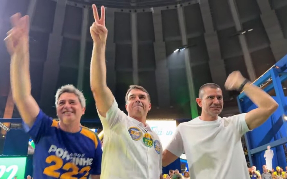 Flávio declara ‘guerra aos narcoterroristas’, ataca Lula e exalta Douglas Ruas no Maracanãzinho