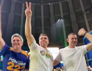 Flávio declara ‘guerra aos narcoterroristas’, ataca Lula e exalta Douglas Ruas no Maracanãzinho