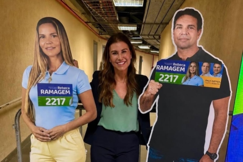 PL leva ‘Ramagens de papelão’ a ato de Flávio Bolsonaro e Douglas Ruas no Maracanãzinho