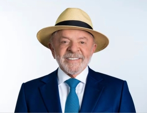 MP Eleitoral não vê irregularidade e libera foto de Lula com chapéu nas urnas