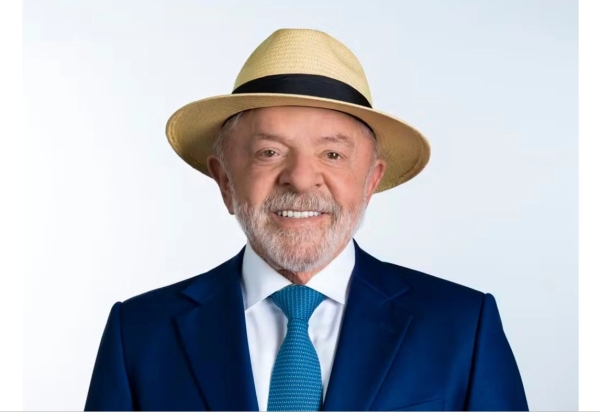 MP Eleitoral não vê irregularidade e libera foto de Lula com chapéu nas urnas