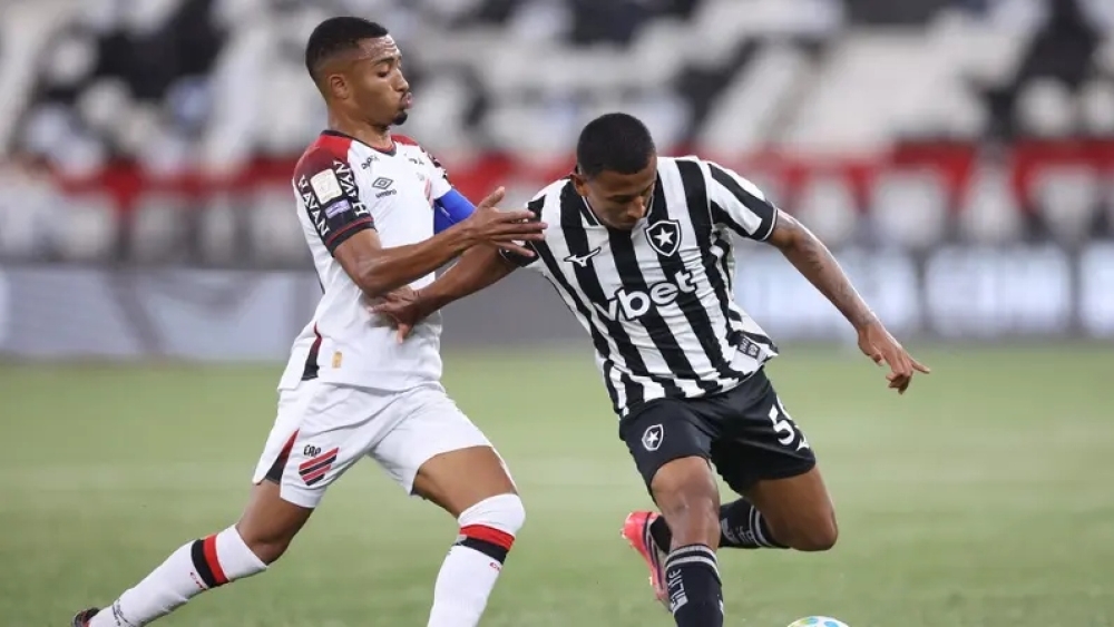 Botafogo leva dois gols em dez minutos, reage no final mas perde de 3 x 2 para o Athletico – PR