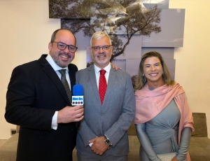 Delegado Márcio Esteves e Inspetora Gisele Souza: Medalha 'Heróis da Sociedade' homenageia o casal de policiais que acolhe vítimas em Duque de Caxias