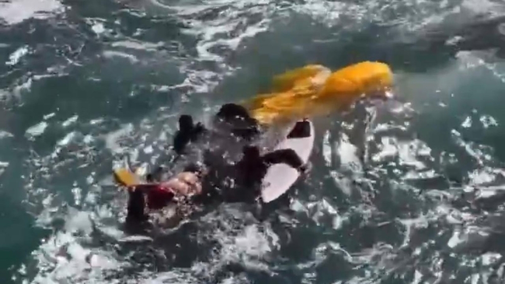 Coronel Álvaro Ferreira é resgatado do mar na Praia de São Conrado após acidente com parapente, que resultou em sua morte