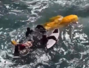 Coronel Álvaro Ferreira é resgatado do mar na Praia de São Conrado após acidente com parapente, que resultou em sua morte