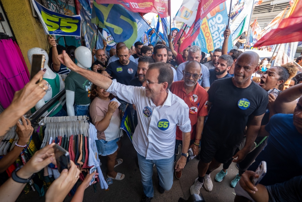 Eduardo Paes faz caminhada na Taquara e relembra início da carreira política