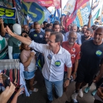 Eduardo Paes faz caminhada na Taquara e relembra início da carreira política