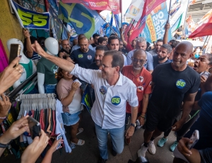 Eduardo Paes faz caminhada na Taquara e relembra início da carreira política