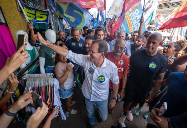 Eduardo Paes faz caminhada na Taquara e relembra início da carreira política