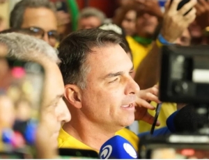 Flávio Bolsonaro evita dizer como votará sobre 6×1 e diz que trabalhador deve ter liberdade