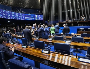 Aziz articula rito especial para levar PEC da escala 6x1 ao plenário