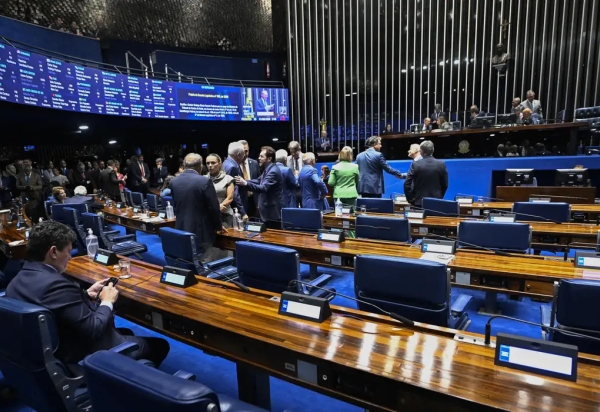 Aziz articula rito especial para levar PEC da escala 6x1 ao plenário