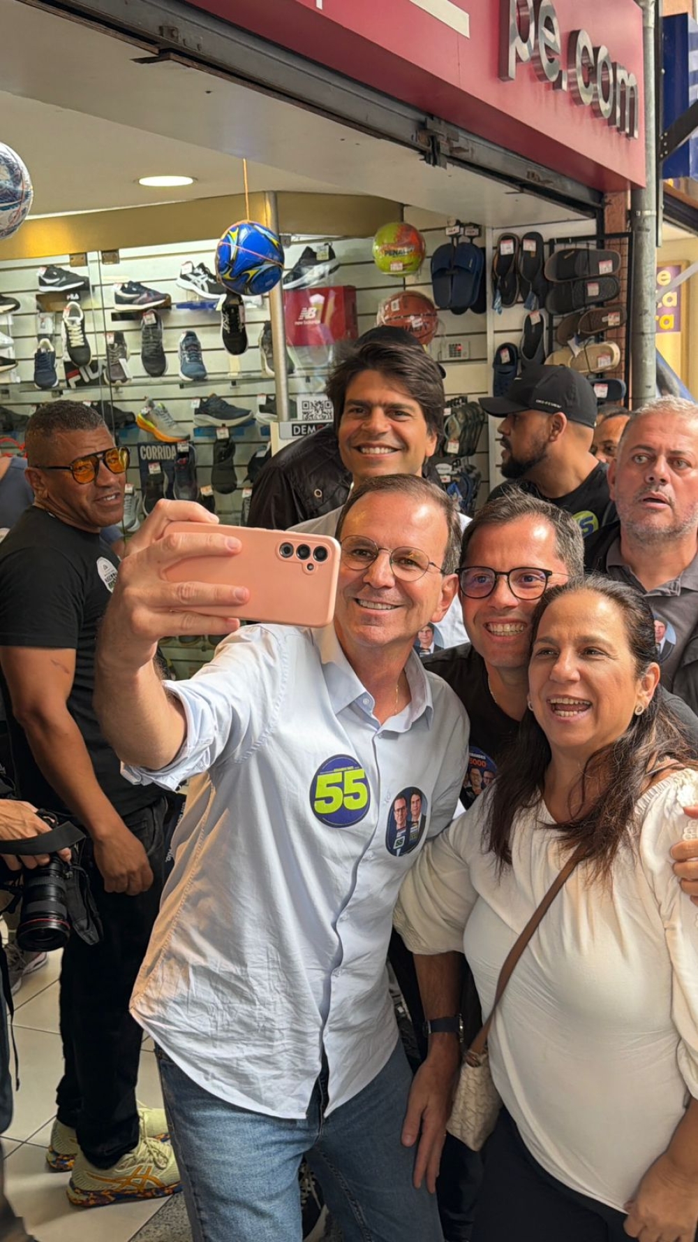 Sergio Fernandes ganha destaque em caminhada de Eduardo Paes por Petrópolis
