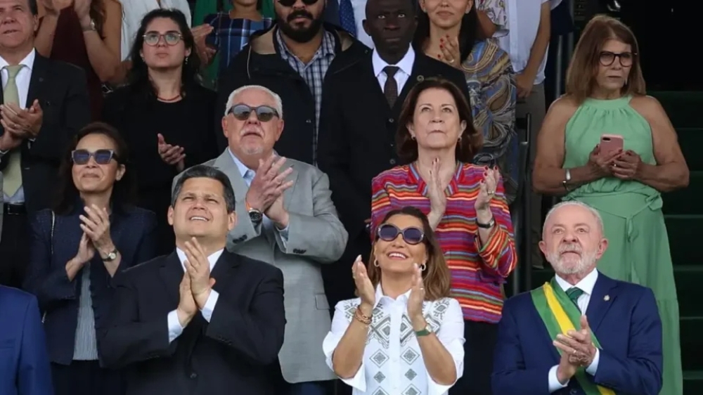 Lula reúne Fachin, Alcolumbre e Motta em 7 de setembro marcado por gritos pelo fim da 6×1