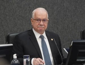 Fachin aguarda explicações de ministros para decidir sobre crise