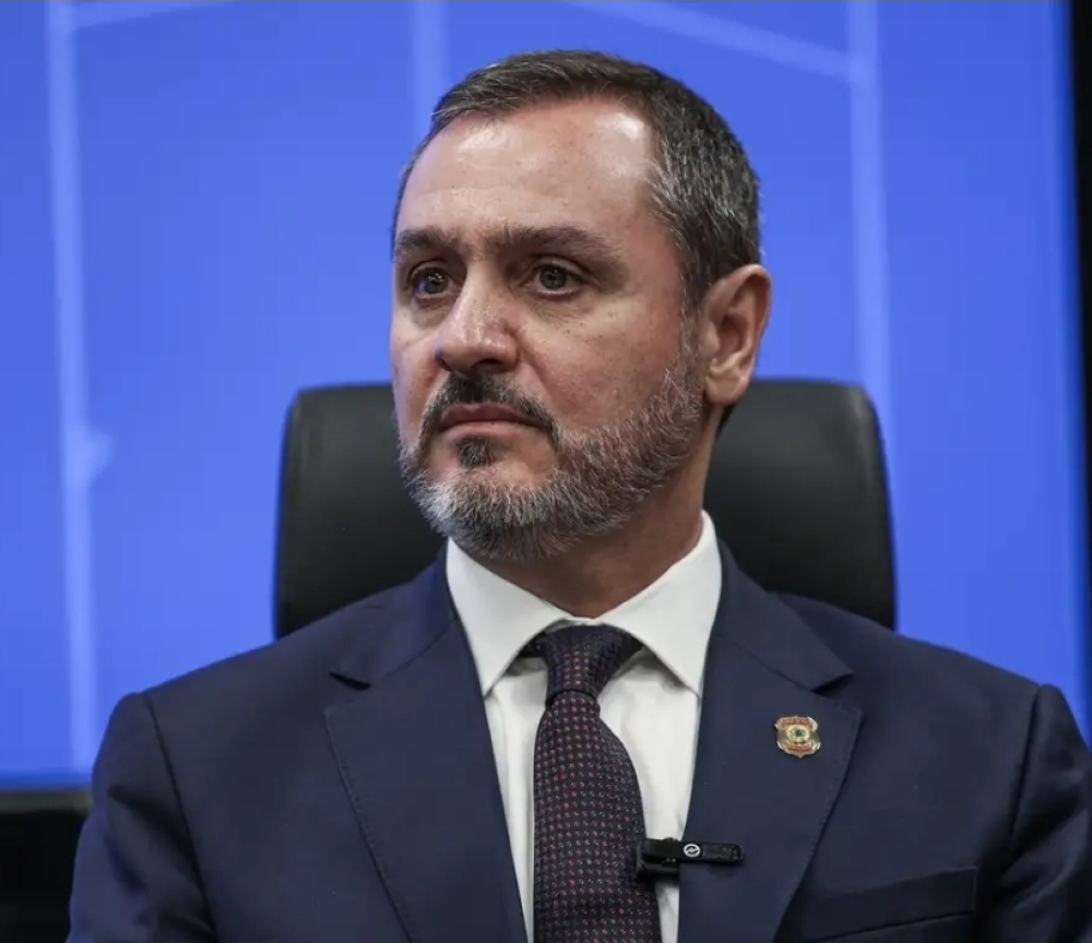 Dino critica decisão de Mendonça e reintegra Andrei e Almada à cúpula da PF