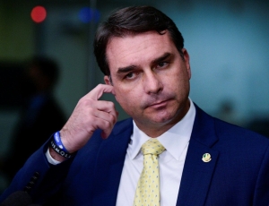 PF aponta transferência de R$ 1 milhão de ex?marqueteiro de Flávio para Dark Horse