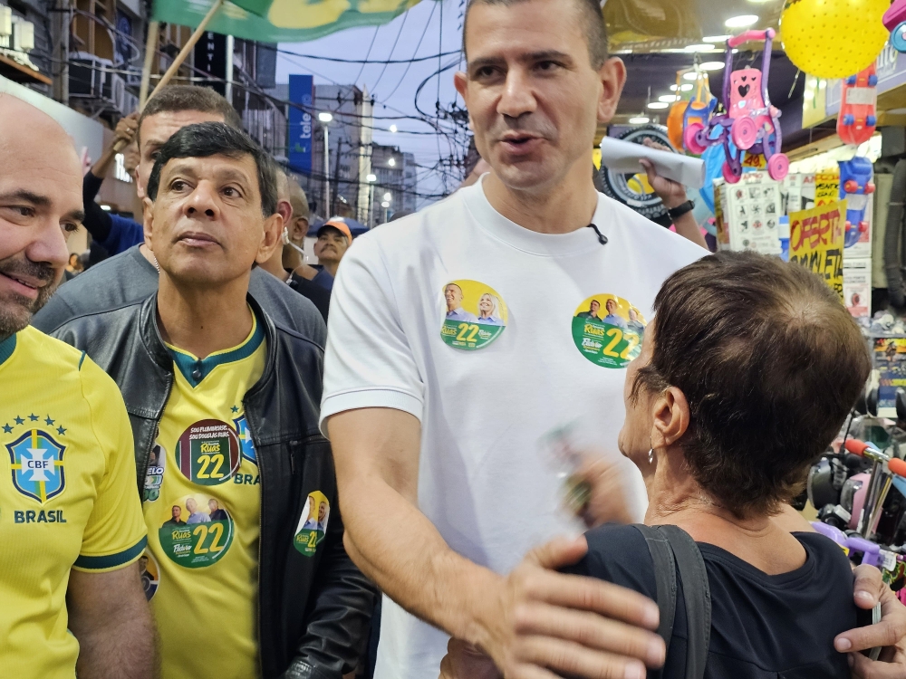 Douglas Ruas percorre calçadão de Caxias e conversa com moradores  ao lado de Marcelo Dino