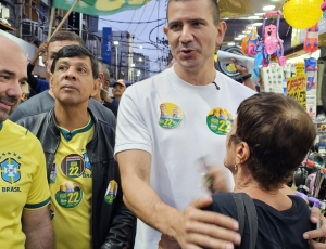 Douglas Ruas percorre calçadão de Caxias e conversa com moradores  ao lado de Marcelo Dino