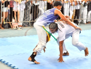 Impulsionada pelo circuito profissional, capoeira brasileira busca título continental em Lima
