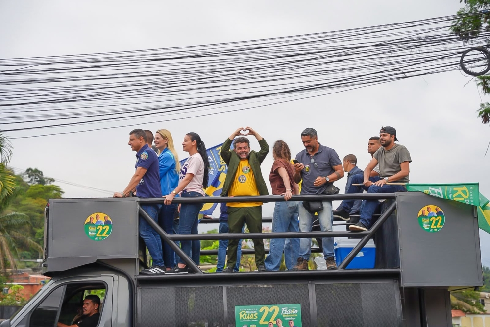 Clébio Jacaré exibe proximidade com Flávio Bolsonaro nas redes e reforça aliança em carreata com Douglas Ruas 