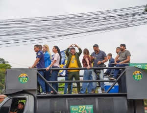 Clébio Jacaré exibe proximidade com Flávio Bolsonaro nas redes e reforça aliança em carreata com Douglas Ruas 