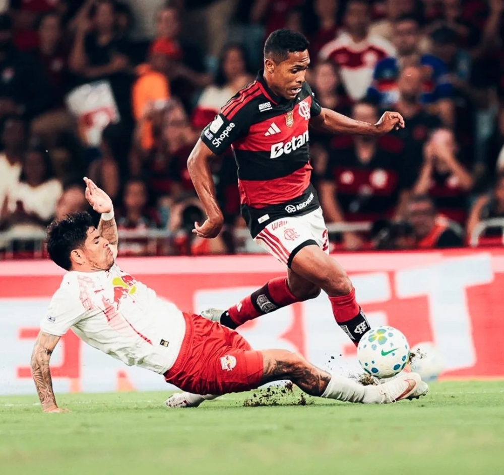 Flamengo vence o Bragantino, abre três pontos de vantagem sobre o Palmeiras e se isola na liderança do Brasileirão