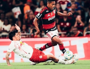 Flamengo vence o Bragantino, abre três pontos de vantagem sobre o Palmeiras e se isola na liderança do Brasileirão