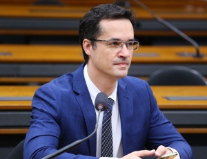 Justiça bloqueia até R$ 5 milhões de André Moura e outros investigados por fraude em contrato no Rio