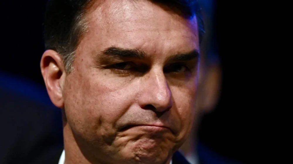 Assessora de Flávio Bolsonaro negociou emenda com miliciano condenado no caso Marielle