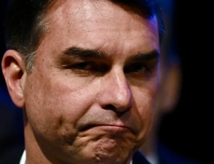 Assessora de Flávio Bolsonaro negociou emenda com miliciano condenado no caso Marielle