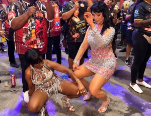 Luciana Picorelli desce até o chão, brilha em look de R$ 500 reais e rouba a cena no lançamento do enredo do Parque Acari
