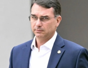 Perfis estrangeiros fazem posts pagos no X sobre suposto favoritismo de Flávio, diz site