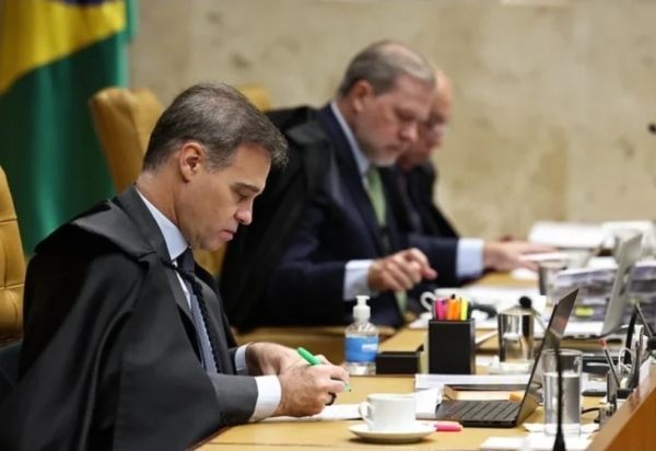 Mendonça pede a Fachin arquivamento de acusações contra si e apuração contra Moraes